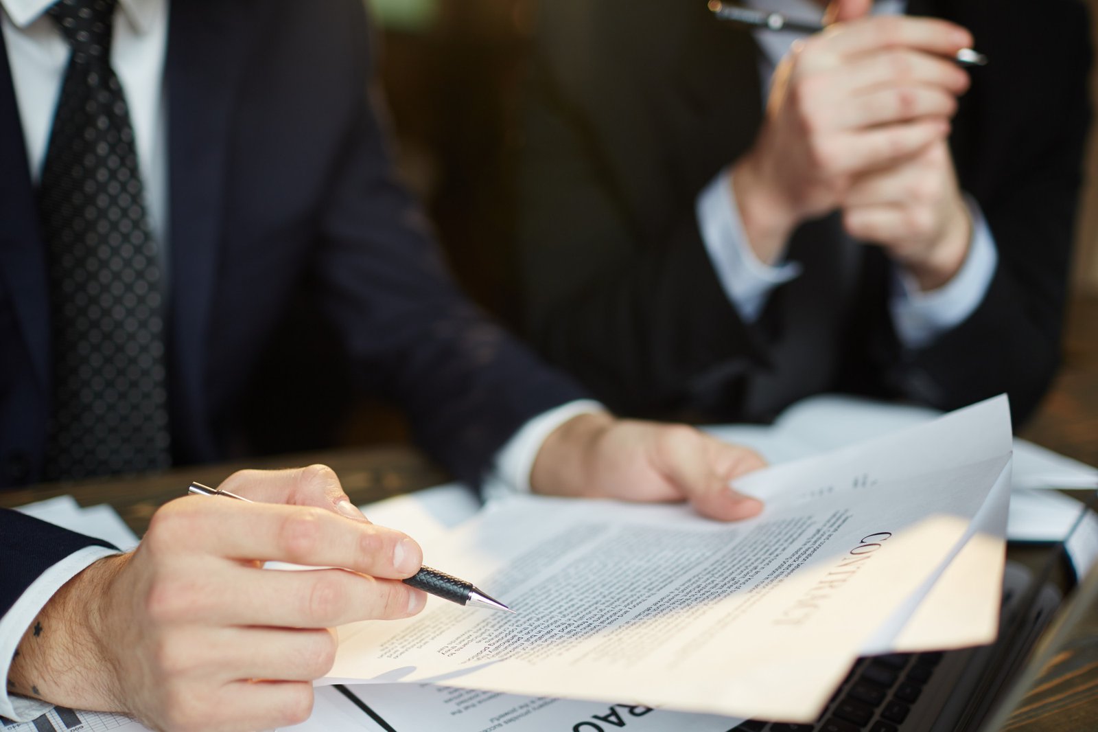 Profesionales revisando documentación durante un proceso de asesoría legal inmobiliaria