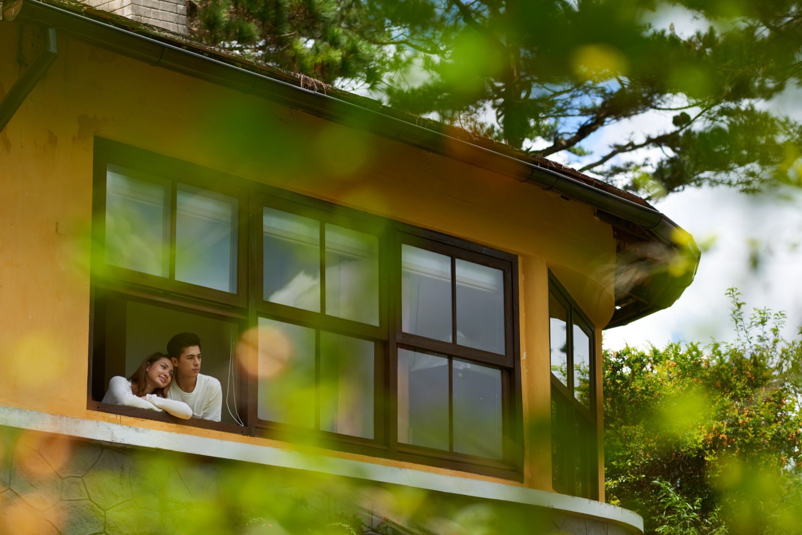Pareja contempland una vivienda, imagen representativa de compra e inversión inmobiliaria