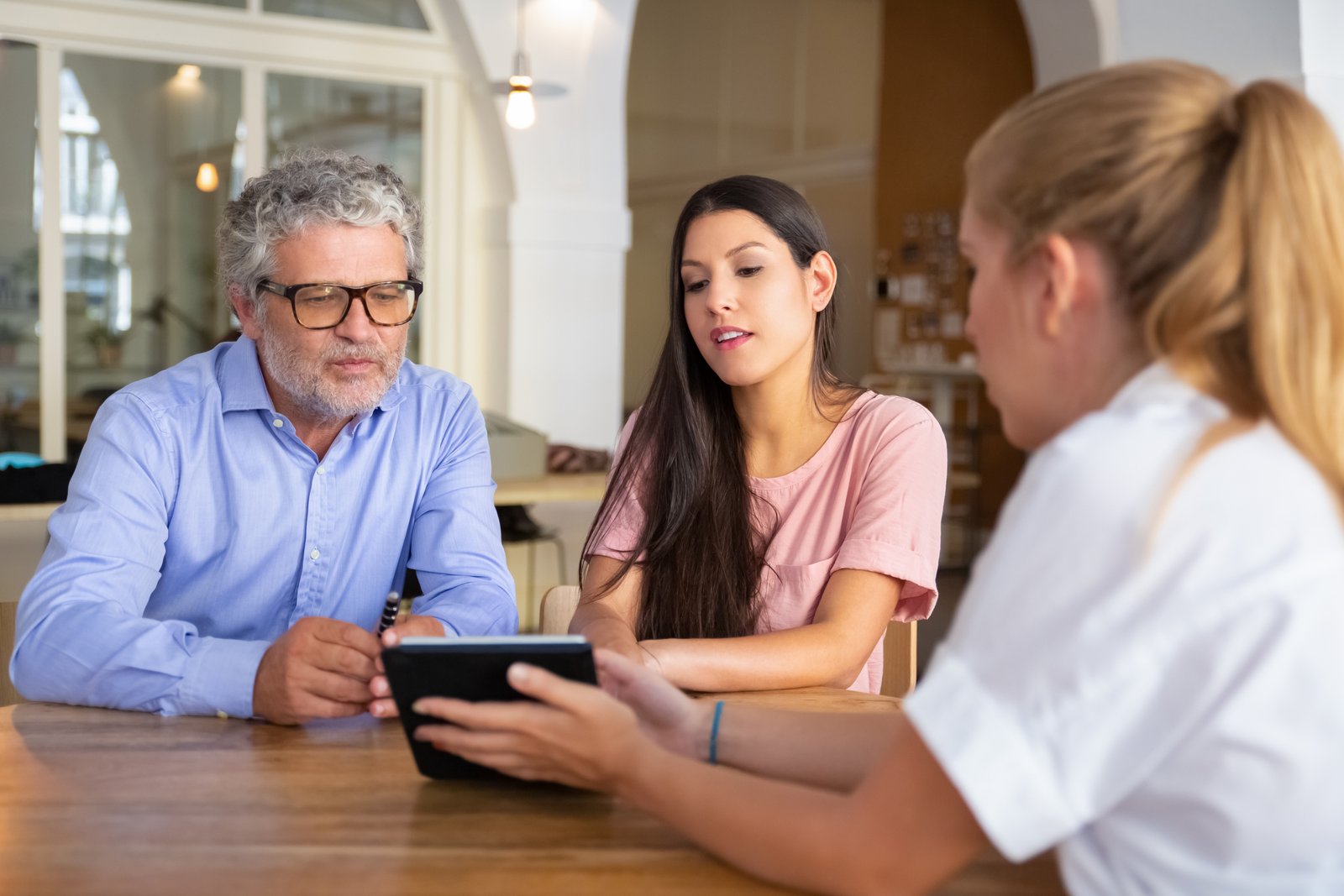 Reunión de asesoría inmobiliaria con clientes
