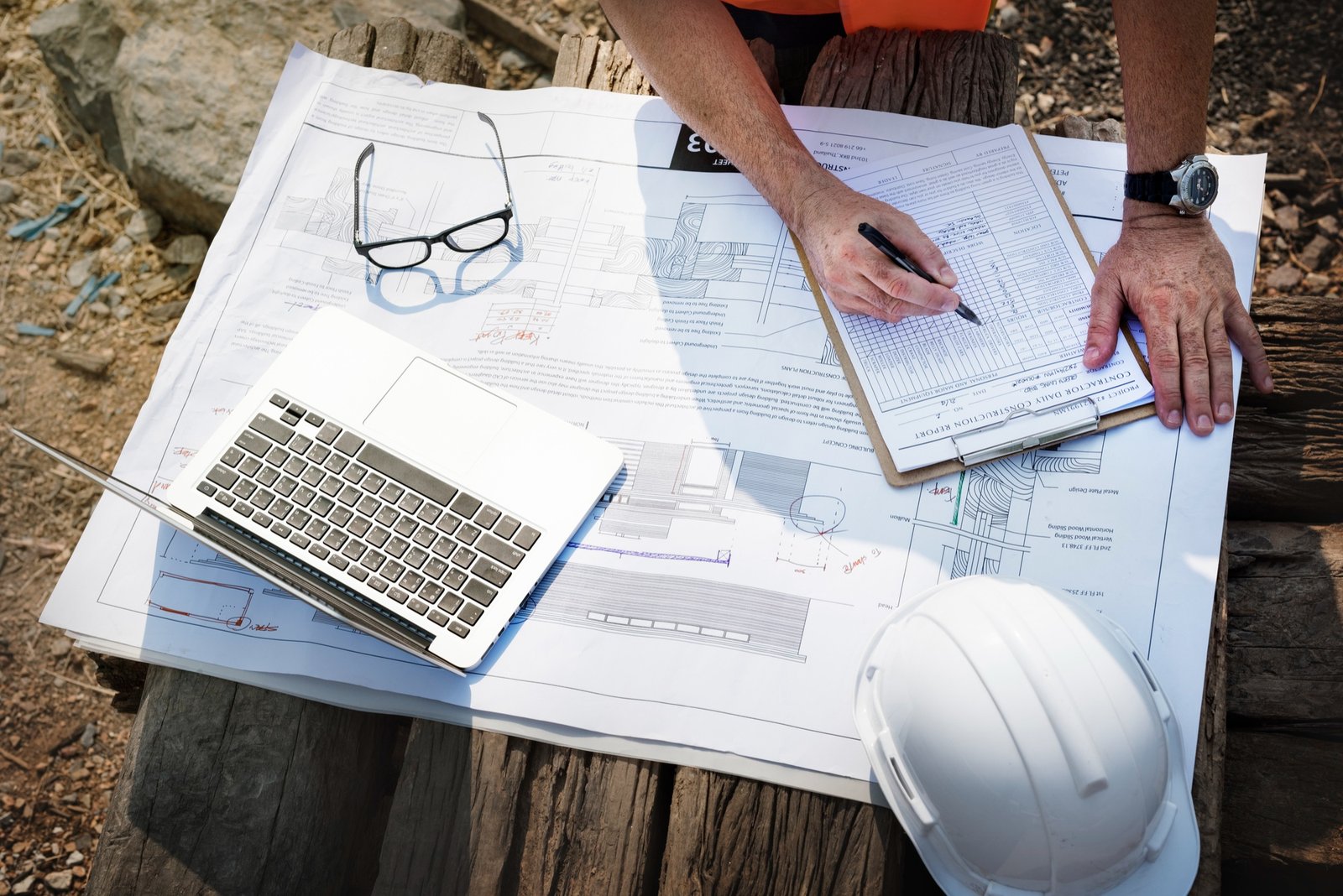 Profesional revisando planos y documentación técnica de una propiedad