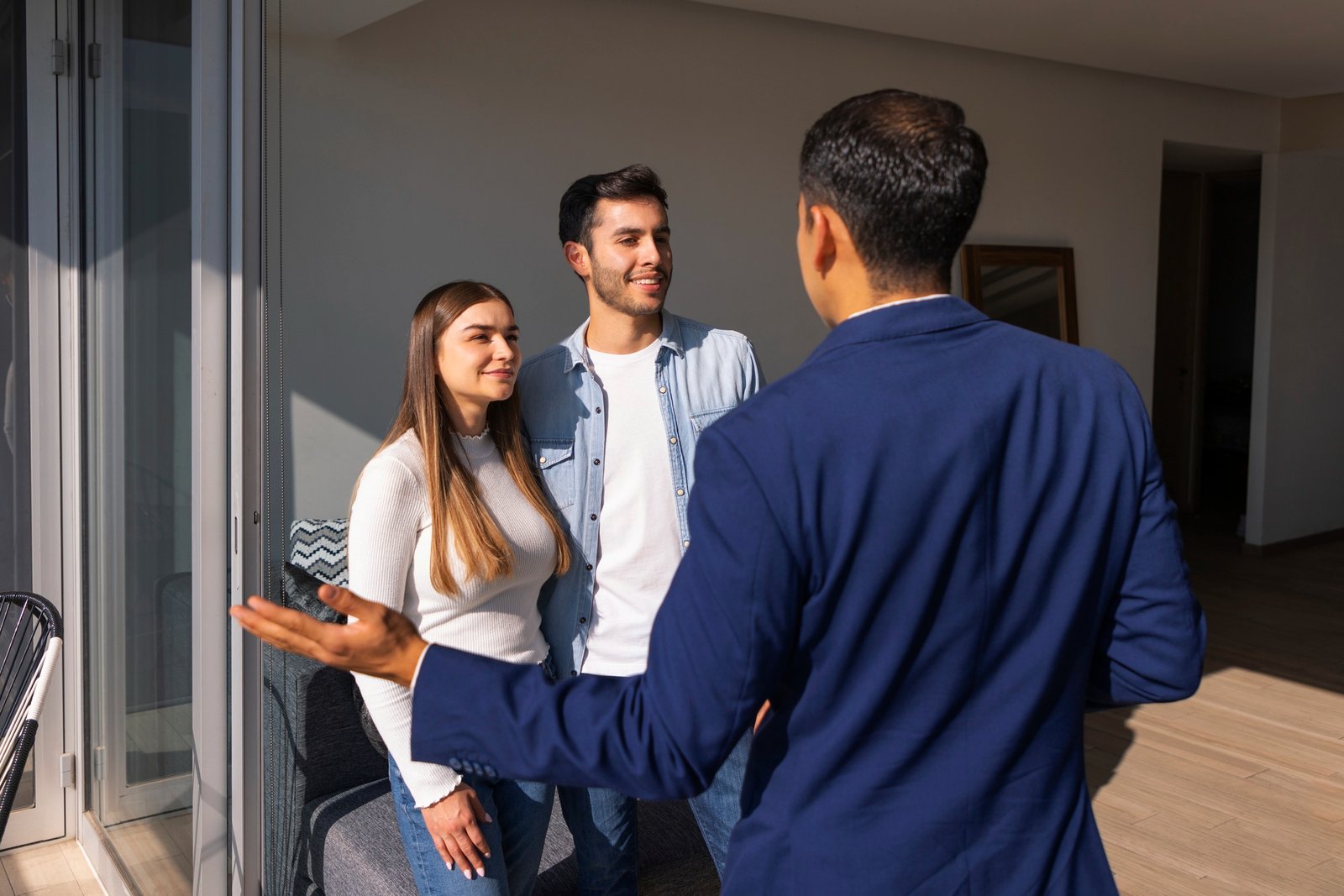 Asesor inmobiliario mostrando una propiedad a potenciales compradores